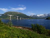 Gimsøystraumen Brücke mit Bergkulisse - Lofoten